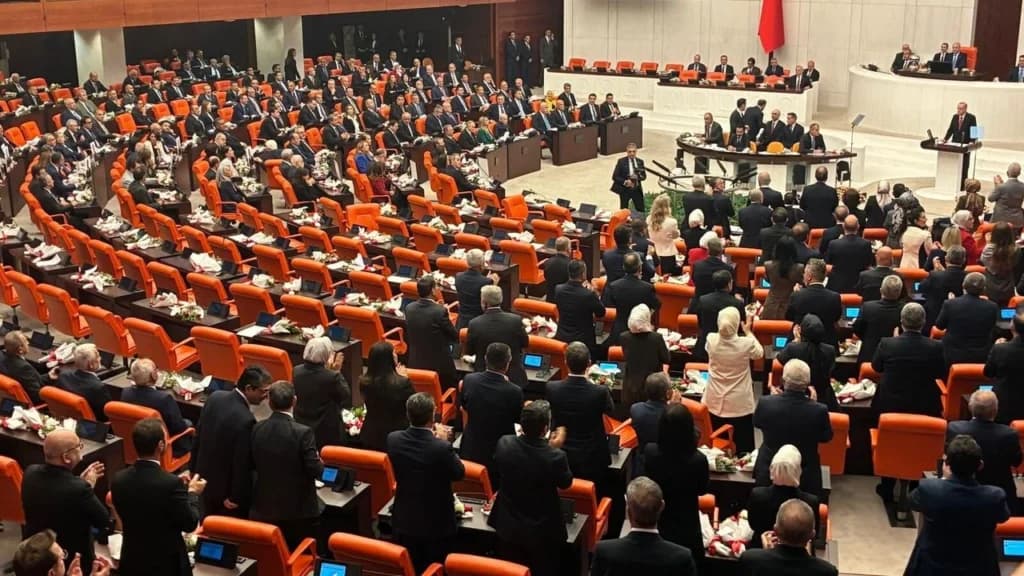 Meclis’te yasama yılı başladı: Erdoğan kürsüye geldi, YENİ Parti salonu terk etti