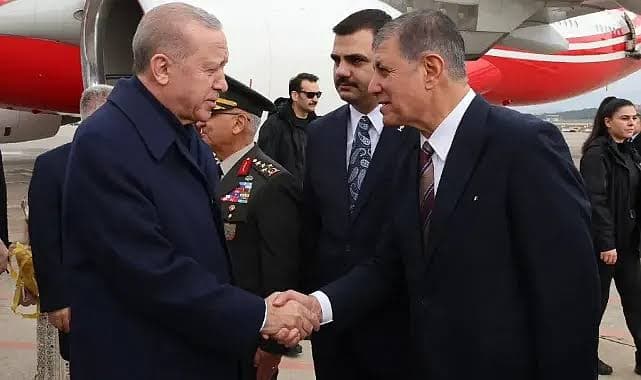 Özel’den İzmir B.B.Başkanı Cemil Tugay’ın AKP’ye geçişine: ‘O namert ile kamera karşısına geçmeni bekliyorum’